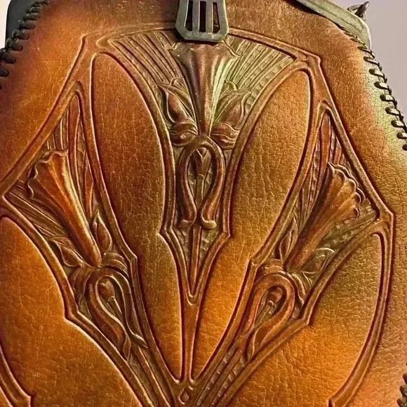 1920s leather embossed design purse. - Picture 2 of 13